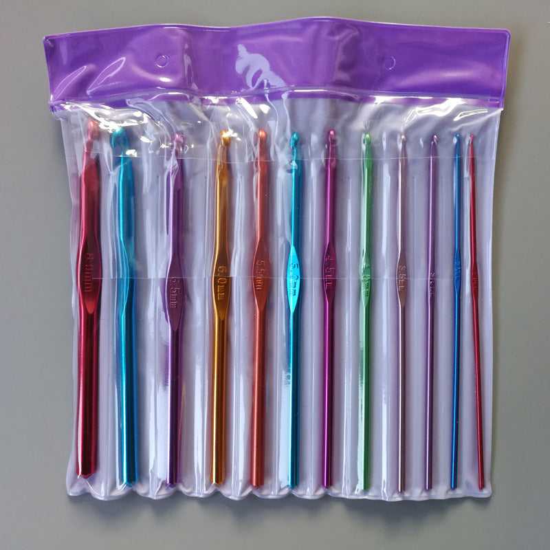 Complete 12PCS aluminum crochet hooks set in a transparent purple pouch, perfect for organized wool weaving and crafting on the go.