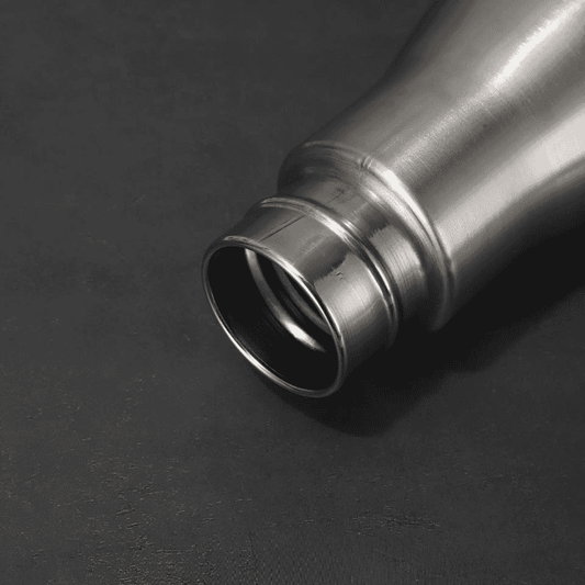 Close-up of 500ml stainless steel water bottle mouth showing leak-proof, BPA-free design for safe drinking in kitchen and dining settings.