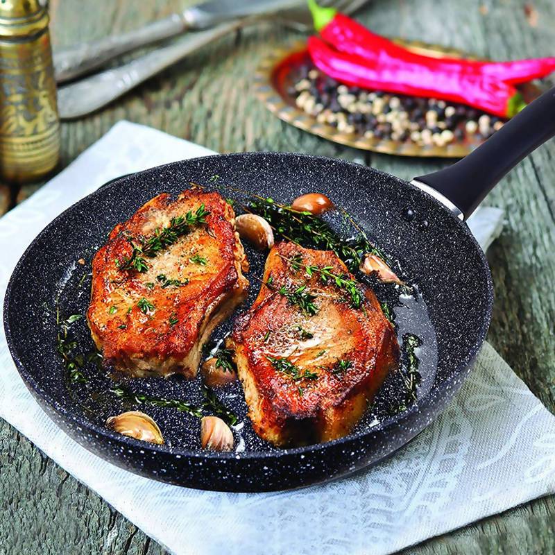 Non stick frying pan Sri Lanka with grilled meat and herbs, showcasing Tri Star granite stone frypan's cooking performance