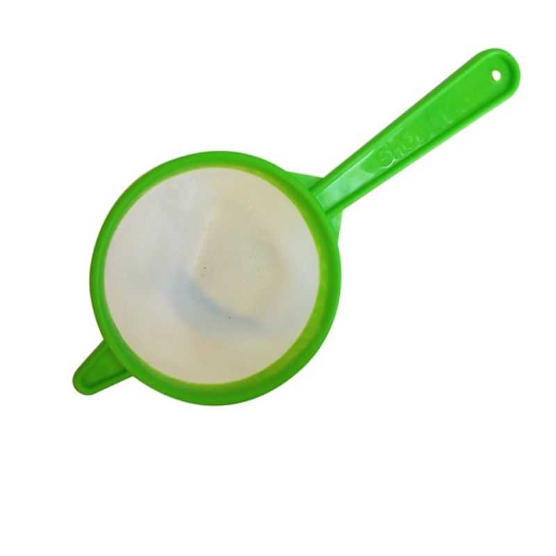Green Plastic Tea Strainer with 8 cm double-layer mesh filter, ideal for filtering tea, coffee, or juice in home kitchens. Durable and easy to clean.