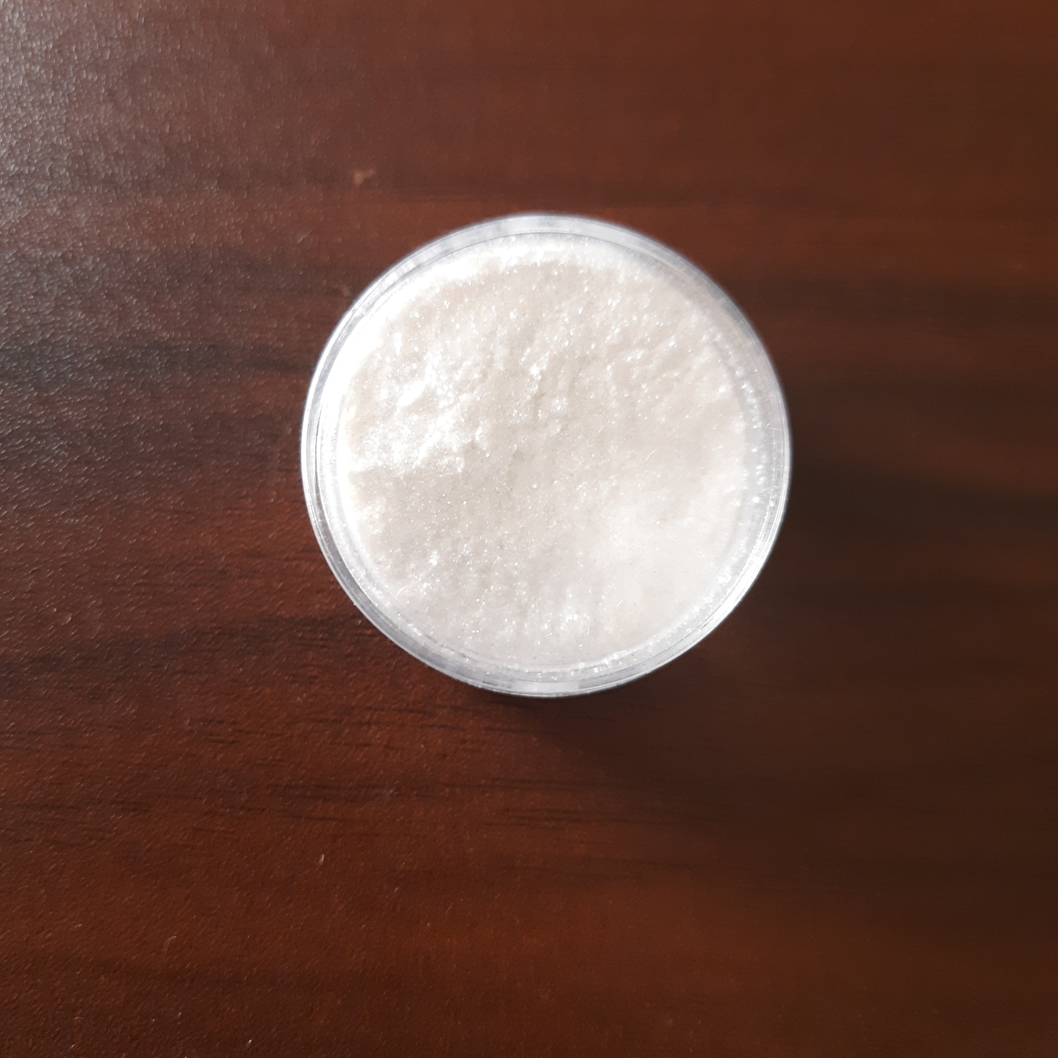 White edible glitter powder in a small container for cake decorating. Ideal for icing and fondant use from Bamagate.com.