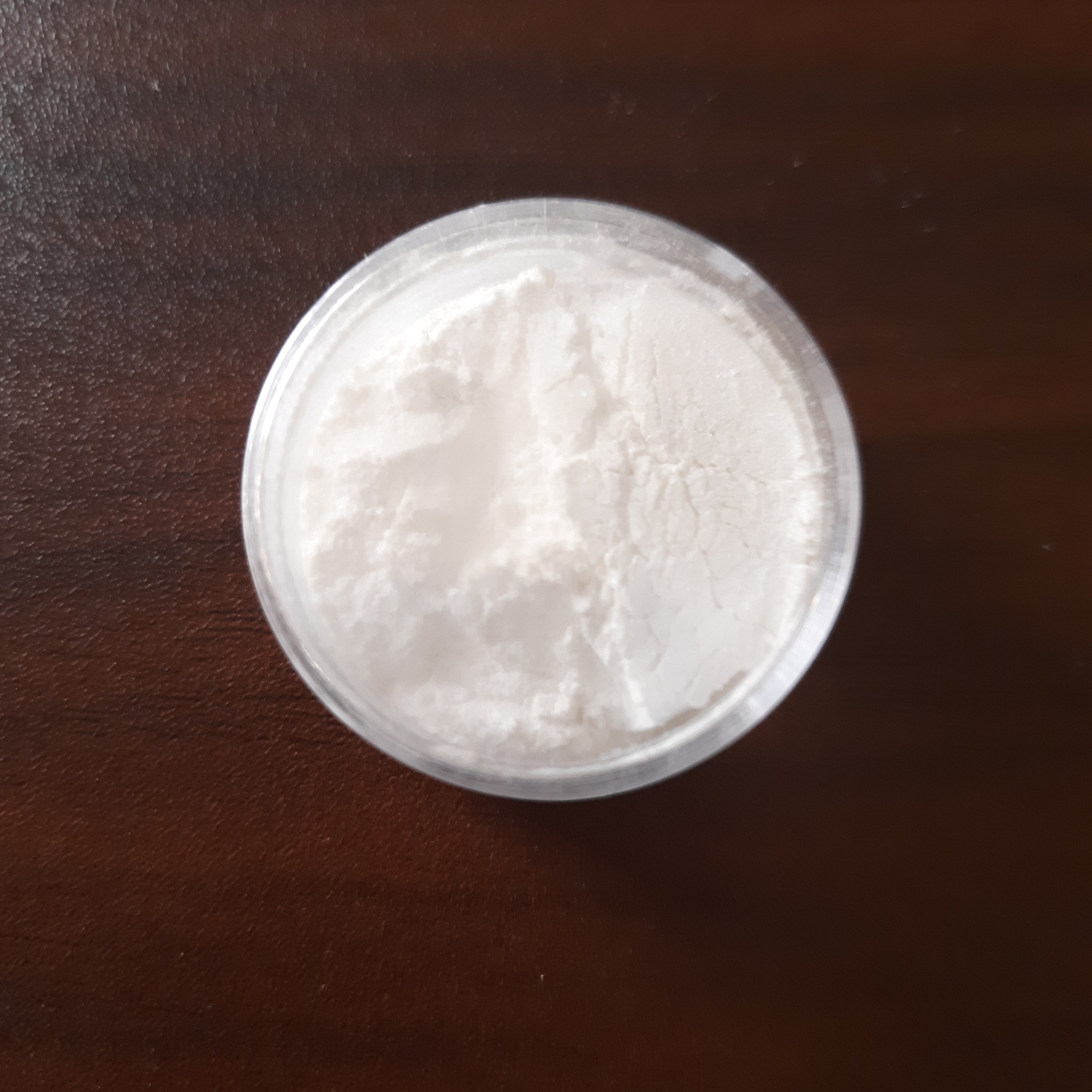 Matte white edible dust powder in a round container for cake decoration. Perfect for baking and craft use from Bamagate.com.