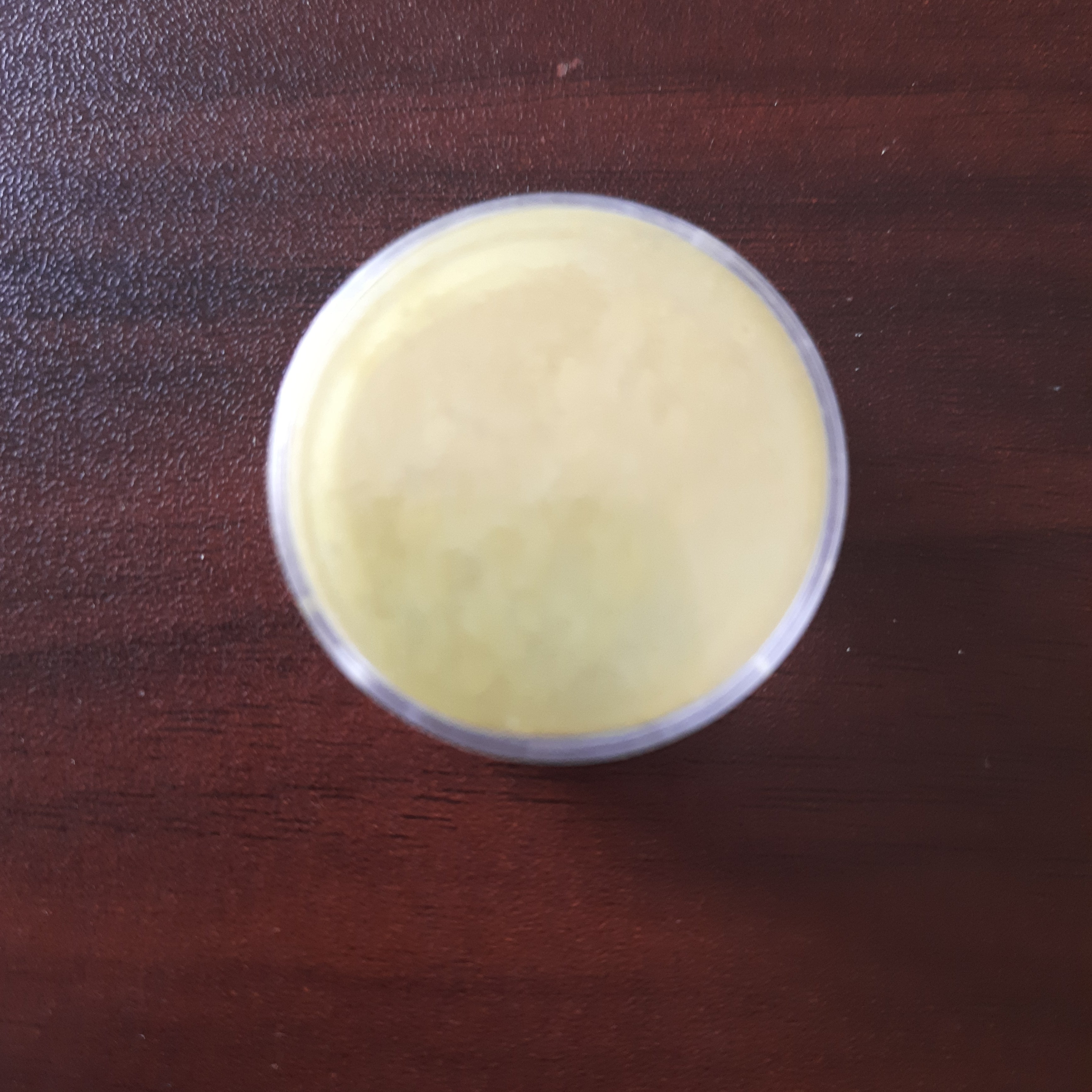 Yellow edible glitter powder in a round container for cake decoration. Buy non-toxic cake decorating dust at Bamagate.com.