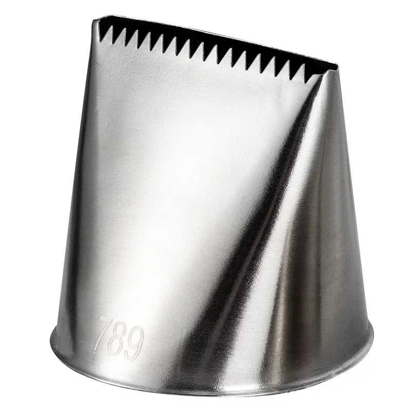 Wave Pattern Icing Nozzle - Extra Large Pipe #789 for cake decoration, ideal for creating textured frosting designs on cakes and pastries.